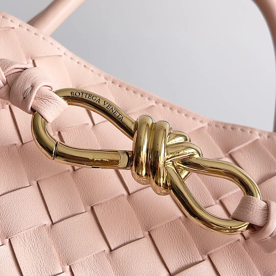 The 2023 new Andiamo batch of 2260 BV has been shipped‼ ️Really popular🔥The new Andiamo woven handbag launched by Bottega Veneta this season is really popular all over the world! ! Celebrities at home and abroad have worn it, and Oscar-winning actress Michelle Yeoh has taken it out on the street. Song Jia, Trai Yara, Yu Feihong, Sanji Ayaka, Rosie Hunting-Whiteley, Yoshioka Riho, etc. have all picked up this bag. It is classic and versatile, showing off its temperament, and the bag capacity is also large, which is very convenient for daily commuting! ! A variety of carrying methods, the shoulder straps can be adjusted by yourself, the original lambskin feels soft and delicate, and the neutral style is made to break gender boundaries and bring a more practical and long-lasting use experience. Andiamo, which has both elegant and casual styles, perfectly interprets the true appearance of "fashionable old money style". Style number: 743572 Size: 32*24*12